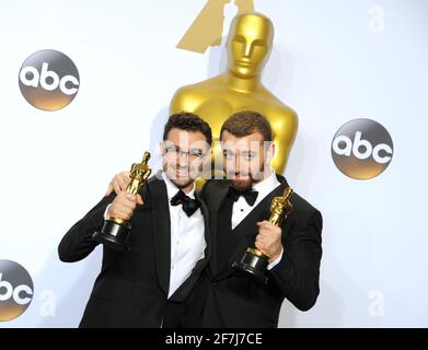 Il vincitore dell'Oscar Jimmy Napes, Sam Smith nella sala stampa durante l'ottantottesima cerimonia dell'Academy Awards, gli Oscar, tenutasi al Dolby Theatre, domenica 28 febbraio 2016 a Hollywood, California. Foto di Jennifer Graylock-Graylock.com 917-519-7666 Foto Stock