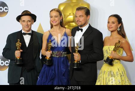 Oscar Winners L-R: Mark Rylance, Brie Larson, Leonardo DiCaprio, Alicia Vikander nella sala stampa durante l'ottantottesima cerimonia di Oscar Oscar, tenutasi al Dolby Theatre, domenica 28 febbraio 2016 a Hollywood, California. Foto di Jennifer Graylock-Graylock.com 917-519-7666 Foto Stock