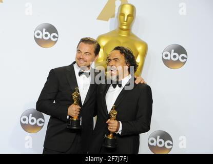 Vincitore dell'Oscar Leonardo DiCaprio, Alejandro Gonzalez Inarritu nella sala stampa durante l'ottantottesima cerimonia di Oscar, gli Oscar, tenutasi al Dolby Theatre, domenica 28 febbraio 2016 a Hollywood, California. Foto di Jennifer Graylock-Graylock.com 917-519-7666 Foto Stock