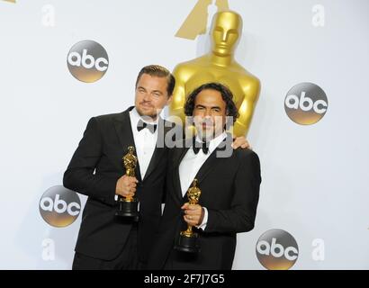 Vincitore dell'Oscar Leonardo DiCaprio, Alejandro Gonzalez Inarritu nella sala stampa durante l'ottantottesima cerimonia di Oscar, gli Oscar, tenutasi al Dolby Theatre, domenica 28 febbraio 2016 a Hollywood, California. Foto di Jennifer Graylock-Graylock.com 917-519-7666 Foto Stock