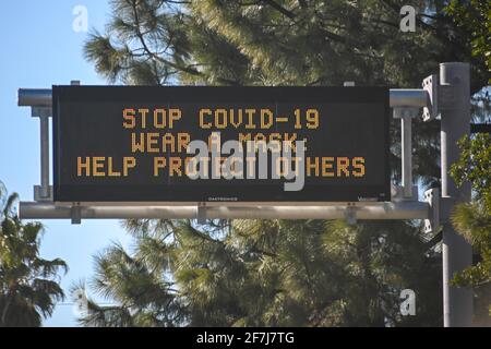 Una bacheca Caltrans è vista con le parole "Stop COVID-19 tenere 6 piedi di distanza dagli altri" in mezzo alla pandemia globale coronavirus, Domenica, 21 febbraio, Foto Stock