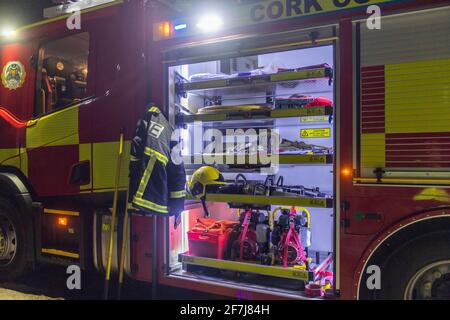 Bantry, West Cork, Irlanda. 8 Apr 2021. Un enorme incendio di gola ha decimato centinaia di ettari a Seskin, Bantry per tutta la notte. Tre unità di BANTRY Fire Brigade hanno partecipato alla scena e attraverso l'uso di bruciature controllate, tubi e fruste, ha portato il fuoco sotto controllo. Si pensa che il fuoco sia stato avviato deliberatamente. Credit: AG News/Alamy Live News Foto Stock