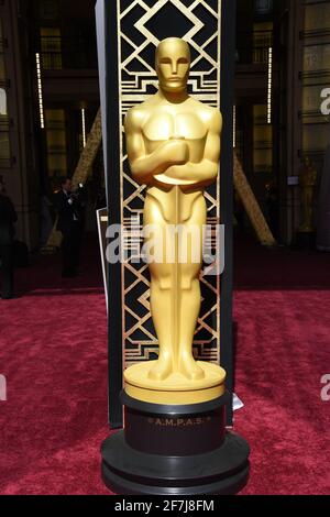 Statua di Oscar in mostra durante l'ottantottesima cerimonia di Oscar, gli Oscar, tenutasi al Dolby Theatre, domenica 28 febbraio 2016 a Hollywood, California. Foto di Jennifer Graylock-Graylock.com 917-519-7666 Foto Stock