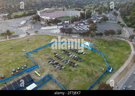 Vista generale di un drive-in Paramount+ che mostra il film Spongebob: Sponge sulla corsa al Rose Bowl, Venerdì, Febbraio 26, 2021 a Pasadena Foto Stock