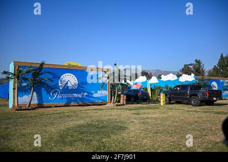 Vista generale di un drive-in Paramount+ che mostra il film Spongebob: Sponge sulla corsa al Rose Bowl, Venerdì, Febbraio 26, 2021 a Pasadena Foto Stock