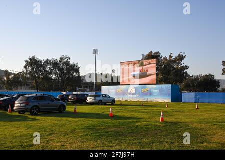 Vista generale di un drive-in Paramount+ che mostra il film Spongebob: Sponge sulla corsa al Rose Bowl, Venerdì, Febbraio 26, 2021 a Pasadena Foto Stock