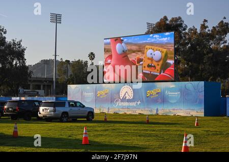 Vista generale di un drive-in Paramount+ che mostra il film Spongebob: Sponge sulla corsa al Rose Bowl, Venerdì, Febbraio 26, 2021 a Pasadena Foto Stock