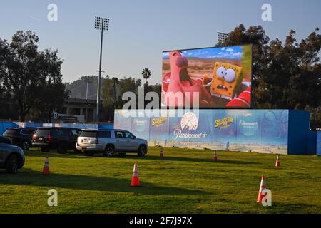 Vista generale di un drive-in Paramount+ che mostra il film Spongebob: Sponge sulla corsa al Rose Bowl, Venerdì, Febbraio 26, 2021 a Pasadena Foto Stock