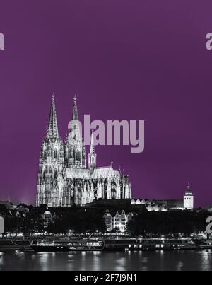 Colonia, Germania. Vista notturna della Cattedrale di Colonia. Cattedrale cattolica gotica di notte. Patrimonio dell'umanità dell'UNESCO. Nero fotografico a toni, bianco e Ultra Foto Stock