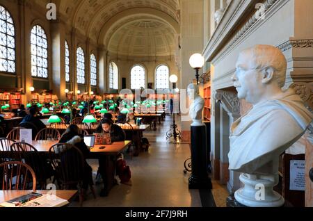 Le statue di accademici e studiosi nella lettura principale sala chiamata Bates Hall in Boston Central Library.Back Bay.Boston.Massachusetts.USA Foto Stock