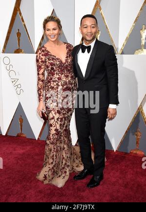 Chrissy Teigen, John Legend arriva alla 88esima cerimonia di Oscar, che si tiene domenica 28 febbraio 2016 a Hollywood, California, presso il Dolby Theatre. Jennifer Graylock-Graylock.com obbligatorio Foto Stock