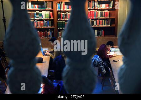 Lettori in Bates Hall in McKim Building.Boston Central Library.Massachusetts.USA Foto Stock
