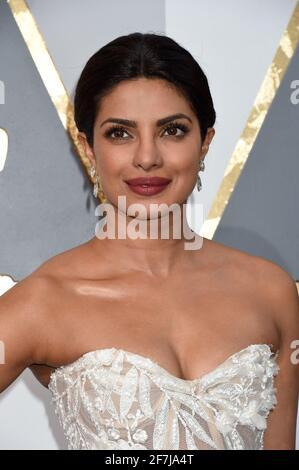 Priyanka Chopra arriva all'ottantottesima cerimonia di Oscar, tenutasi al Dolby Theatre di domenica 28 febbraio 2016 a Hollywood, California. Jennifer Graylock-Graylock.com obbligatorio Foto Stock