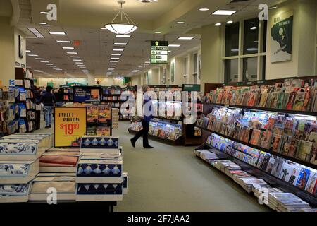 Vista interna della sezione della rivista Barnes & Noble Booksellers. Prudential Center.Boston.Massachusetts.USA Foto Stock