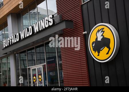 Washington, Stati Uniti. 07 aprile 2021. Una vista generale dell'esterno di un ristorante Buffalo Wild Wings a Washington, DC, mercoledì 7 aprile 2021, in mezzo alla pandemia del coronavirus. I decessi confermati in America con COVID-19 hanno colpito 560 mila questa settimana, e anche se i tassi di vaccinazione sono in aumento, gli esperti di sanità pubblica stanno anche avvertendo del rischio di un aumento del numero di casi in molte aree del paese. (Graeme Sloan/Sipa USA) Credit: Sipa USA/Alamy Live News Foto Stock