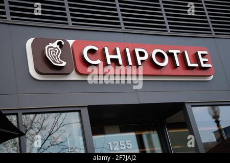 Washington, Stati Uniti. 07 aprile 2021. Una visione generale di una località di Chipotle a Washington, DC, mercoledì 7 aprile 2021, in mezzo alla pandemia del coronavirus. I decessi confermati in America con COVID-19 hanno colpito 560 mila questa settimana, e anche se i tassi di vaccinazione sono in aumento, gli esperti di sanità pubblica stanno anche avvertendo del rischio di un aumento del numero di casi in molte aree del paese. (Graeme Sloan/Sipa USA) Credit: Sipa USA/Alamy Live News Foto Stock