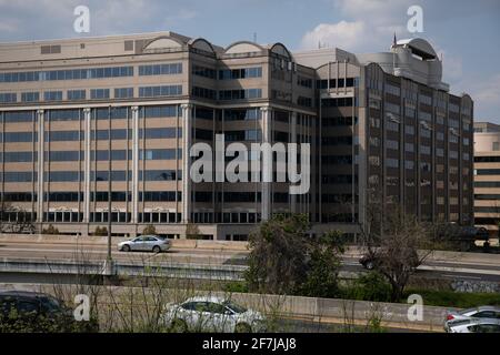 Washington, Stati Uniti. 07 aprile 2021. Una visione generale della sede centrale della Federal Communications Commission (FCC), a Washington, DC, mercoledì 7 aprile, 2021, in mezzo alla pandemia del coronavirus. I decessi confermati in America con COVID-19 hanno colpito 560 mila questa settimana, e anche se i tassi di vaccinazione sono in aumento, gli esperti di sanità pubblica stanno anche avvertendo del rischio di un aumento del numero di casi in molte aree del paese. (Graeme Sloan/Sipa USA) Credit: Sipa USA/Alamy Live News Foto Stock