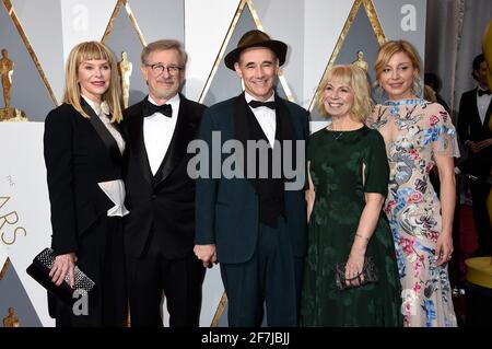 Kate Capshaw, Steven Spielberg, Mark Rylance, Claire van Kampen, Juliet Rylance arriva all'ottantottesima cerimonia di Oscar, tenutasi al Dolby Theatre, domenica 28 febbraio 2016 a Hollywood, California. Foto di Jennifer Graylock-Graylock.com 917-519-7666 Foto Stock