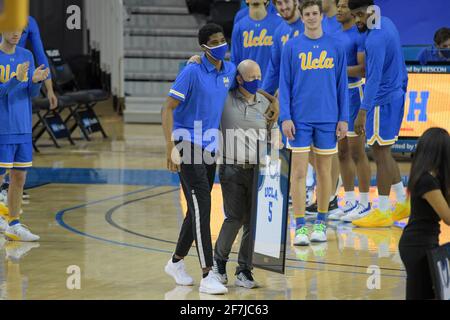 UCLA Bruins guardia Chris Smith (5) saluta UCLA Bruins testa Coach Mick Cronin durante una cerimonia senior prima di un NCAA Gioco di basket contro la USC Tr Foto Stock