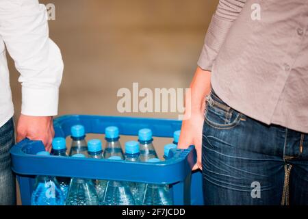 Coppia giovane nel supermercato a comprare bevande insieme, close-up sulla scatola Foto Stock