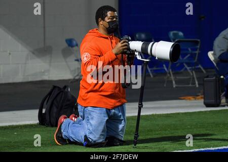 Full Image 360 fotografo Jevone Moore lavora durante una partita di calcio delle scuole superiori, sabato 20 marzo 2021 a Santa Ana, California. San Giovanni Bosco sconfitto Foto Stock