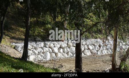 Nuovo muro di contenimento in roccia bianca per argini ripidi in Andalusia campagna Foto Stock