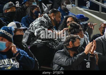 Dave Uiagalelei guarda una partita di calcio delle scuole superiori, sabato 20 marzo 2021 a Santa Ana, California. San Giovanni Bosco sconfisse Santa Margarita 65-28. (Dylan Foto Stock