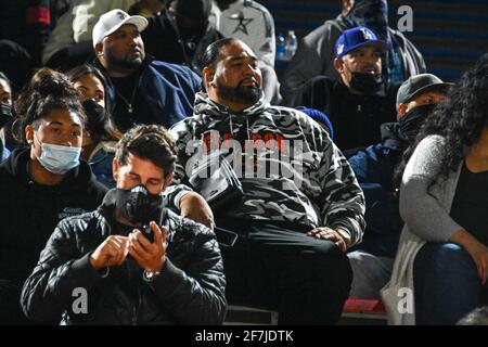 Dave Uiagalelei guarda una partita di calcio delle scuole superiori, sabato 20 marzo 2021 a Santa Ana, California. San Giovanni Bosco sconfisse Santa Margarita 65-28. (Dylan Foto Stock