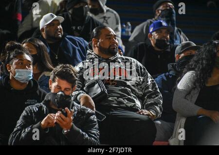 Dave Uiagalelei guarda una partita di calcio delle scuole superiori, sabato 20 marzo 2021 a Santa Ana, California. San Giovanni Bosco sconfisse Santa Margarita 65-28. (Dylan Foto Stock