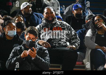 Dave Uiagalelei guarda una partita di calcio delle scuole superiori, sabato 20 marzo 2021 a Santa Ana, California. San Giovanni Bosco sconfisse Santa Margarita 65-28. (Dylan Foto Stock