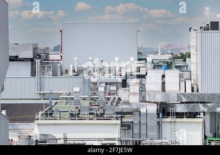 Sistema di flusso d'aria di fabbrica. Ventilazione industriale. Sistema di flusso d'aria sul ponte del tetto dell'edificio di produzione. Condotti e tubi dell'impianto di ventilazione. Foto Stock