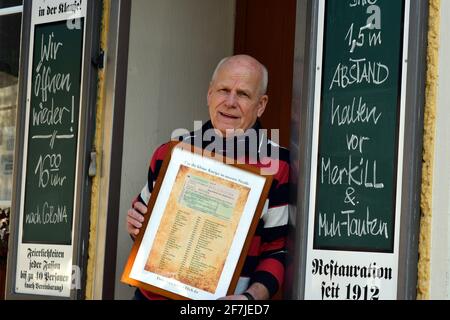 Berlino, Germania. 03 marzo 2021. Donazione per il padrone di casa preferito. Detlef Marx si trova di fronte al suo attualmente chiuso Kiez Kneipe a Weissensee. È stato il padrone di casa nel Trarbacher Klause per 21 anni. Il padrone di casa è stato sorpreso dai suoi clienti regolari con una donazione di 1500 euro. Tutti vogliono che il loro Kiez-Wohnzimmer, come lo chiamano, riapra dopo la crisi di Corona. Credit: Thomas Uhlemann/dpa-Zentralbild/ZB/dpa/Alamy Live News Foto Stock