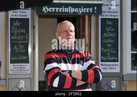 Berlino, Germania. 03 marzo 2021. Donazione per il padrone di casa preferito. Detlef Marx si trova di fronte al suo attualmente chiuso Kiez Kneipe a Weissensee. È stato il padrone di casa nel Trarbacher Klause per 21 anni. Il padrone di casa è stato sorpreso dai suoi clienti regolari con una donazione di 1500 euro. Tutti vogliono che il loro Kiez-Wohnzimmer, come lo chiamano, riapra dopo la crisi di Corona. Credit: Thomas Uhlemann/dpa-Zentralbild/ZB/dpa/Alamy Live News Foto Stock