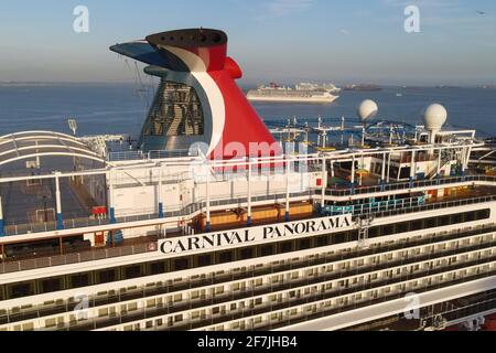 La nave da crociera Panorama Carnival è attraccata vicino alla Regina Maria nel Porto di Long Beach, Lunedi, 5 aprile 2021 a Long Beach, California (Dylan Stewart/im Foto Stock