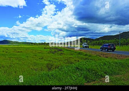 L'autostrada Mulligan dove il traffico passa l'estremità inferiore Quaid's Dam vicino a Southedge Queensland Australia Foto Stock