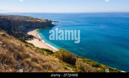 Bellissimo paesaggio. Vista dall'alto sull'incredibile costa dell'Oceano Atlantico. Vista meravigliosa con acqua azzurra. Foto Stock