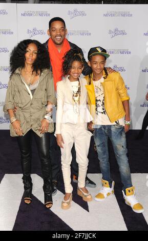 Jada Pinkett Smith, Will Smith, Willow Smith e Jaden Smith alla prima di Los Angeles di "Justin Bieber: Never Say Never" al Nokia Theatre di Los Angeles Foto Stock