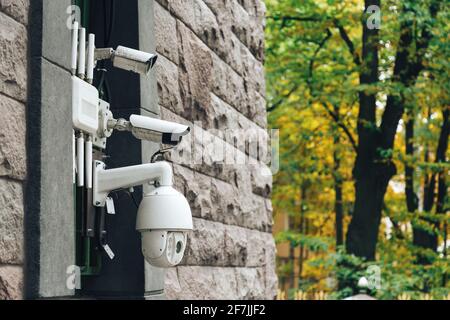 il gruppo cctvv sulla facciata dell'edificio è diretto in una direzione. Foto Stock