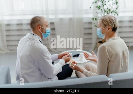 medico che spiega ad una donna matura le regole per prendere i farmaci . Foto Stock