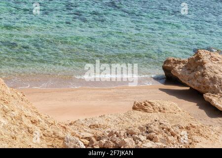 Bellissima spiaggia di corallo di sabbia del Mar Rosso, Egitto Foto Stock