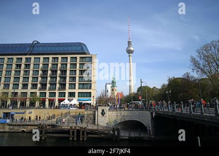 Berlino, Germania - 1 novembre 2019: Punto di osservazione della Torre di Berlino e museo della DDR Foto Stock