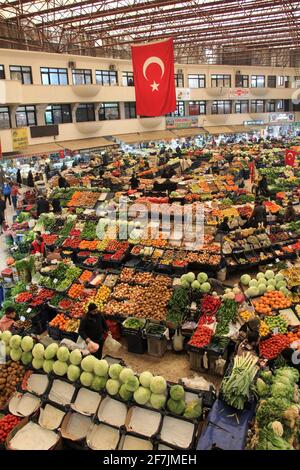 Il mercato delle Donne si trova nel centro storico di Konya. Frutta e verdura sono venduti sul mercato. Konya, Turchia. Foto Stock