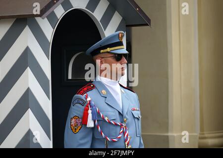 Praga, Repubblica Ceca - Luglio 13 2019: La Guardia del Castello di Praga difende la sede del Presidente Foto Stock