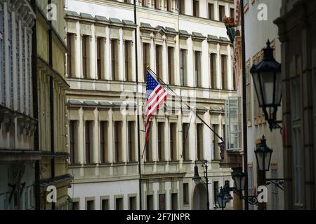 Bandiera degli Stati Uniti davanti all'Ambasciata degli Stati Uniti, Praga, Repubblica Ceca Foto Stock
