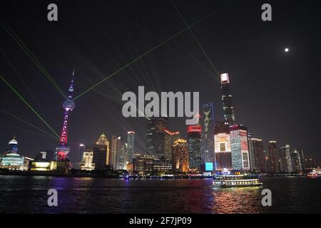 Alti edifici e torri con colorate luci a LED accese durante la notte nella città di Shanghai. Foto Stock