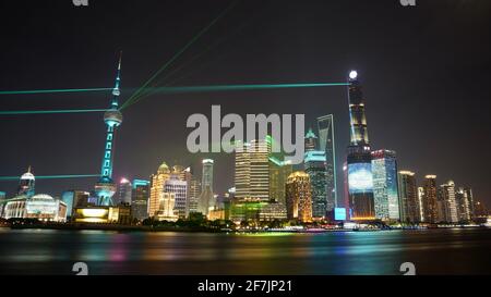 Alti edifici e torri con colorate luci a LED accese durante la notte nella città di Shanghai. Foto Stock