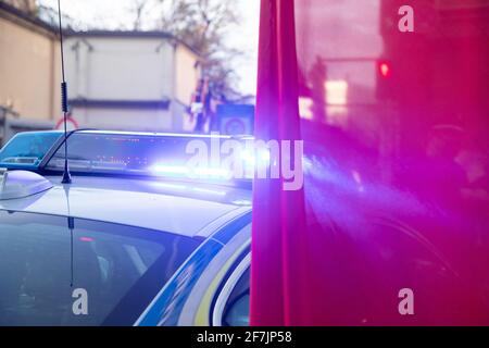 Rotes Tuch steht vor Polizeiwagen mit Baulicht im Einsatz. -- bandiera rossa di fronte all'auto della polizia tedesca con il bluelight in funzione. (Foto di Alexander Pohl/Sipa USA) Foto Stock