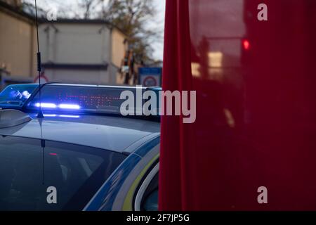 Rotes Tuch steht vor Polizeiwagen mit Baulicht im Einsatz. -- bandiera rossa di fronte all'auto della polizia tedesca con il bluelight in funzione. (Foto di Alexander Pohl/Sipa USA) Foto Stock