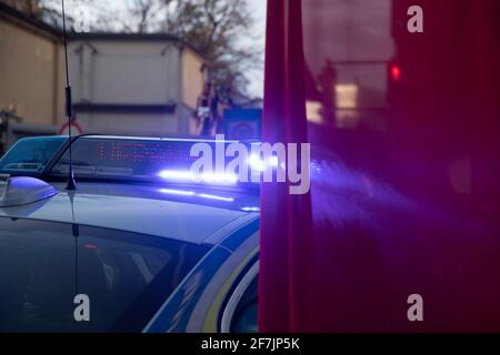 Rotes Tuch steht vor Polizeiwagen mit Baulicht im Einsatz. -- bandiera rossa di fronte all'auto della polizia tedesca con il bluelight in funzione. (Foto di Alexander Pohl/Sipa USA) Foto Stock
