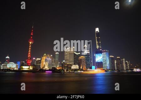 Alti edifici e torri con colorate luci a LED accese durante la notte nella città di Shanghai. Foto Stock